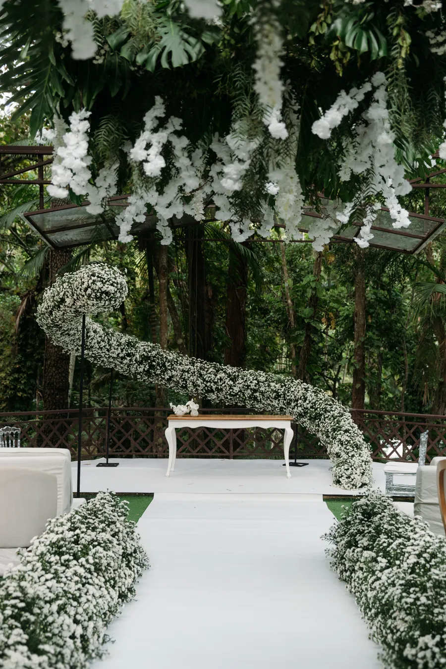 Detalhe do altar com cascata de flores brancas
